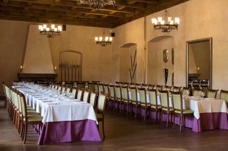 zastawine stoły ułożone w podkowę